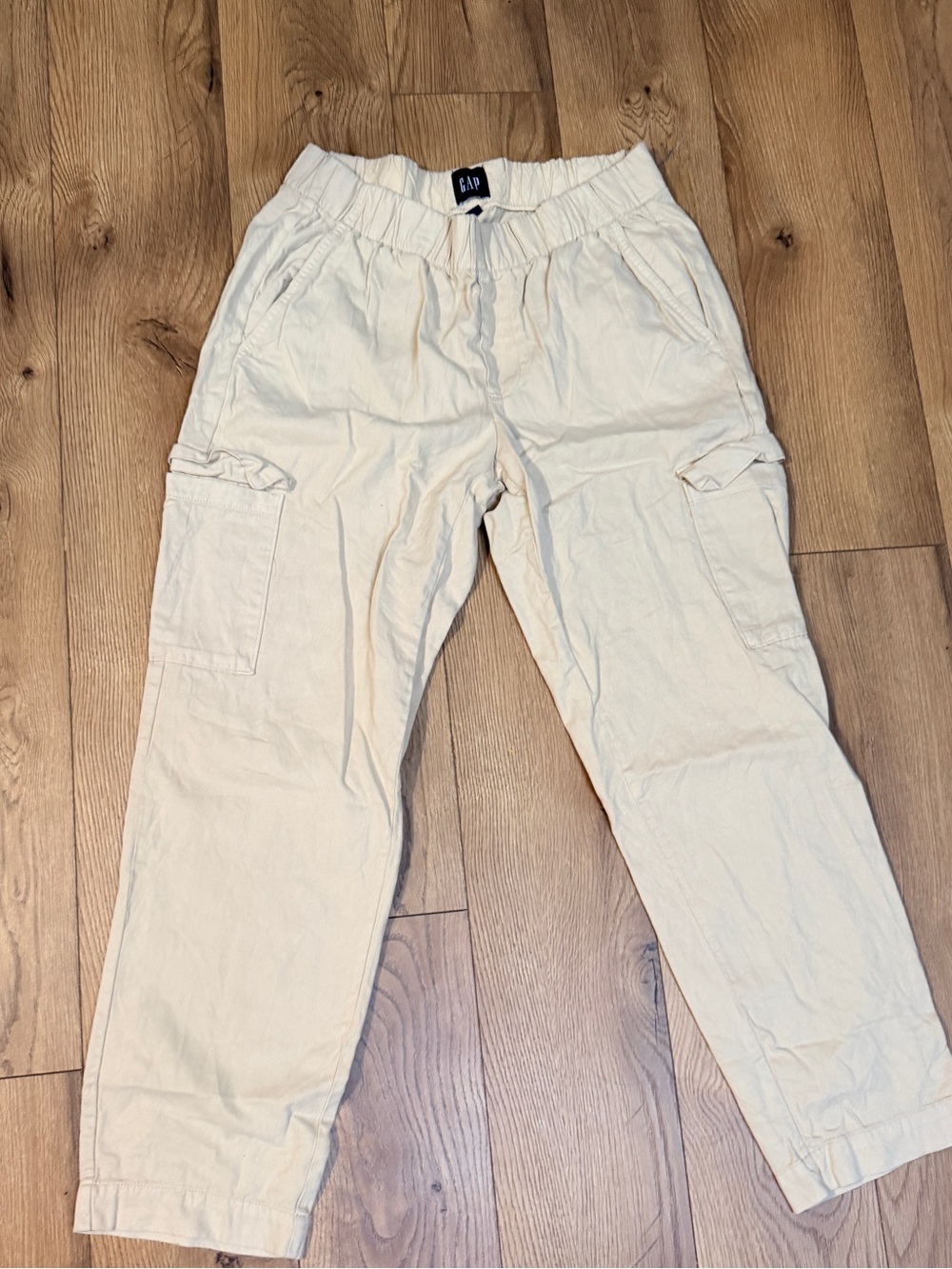 GAP women’s Cargo Pants in Light Cream